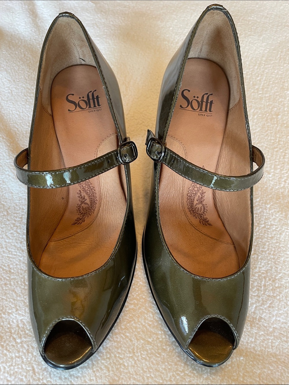 Sofft Never worn Olive Green Patent Leather Mary Jane Peep-Toe heels